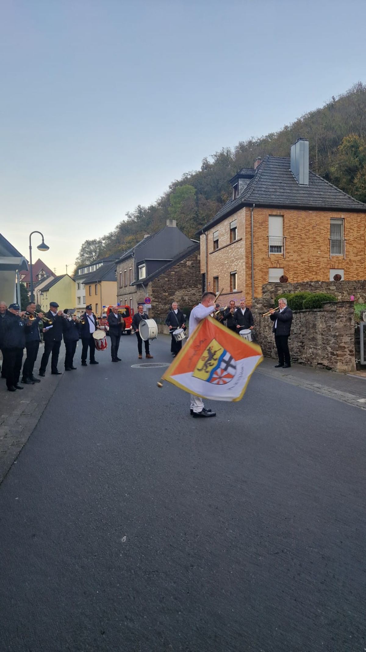 Julian Wollny beim Schwenken der Fahne