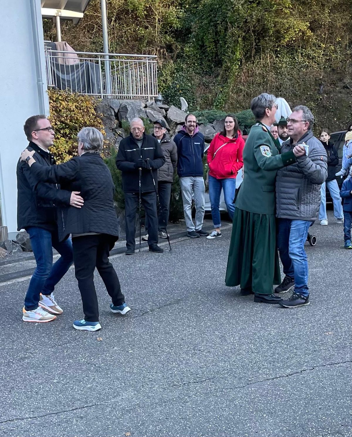 Schützenkönigin Peggy Steinwartz und Bürger- und Campingkönigin Diana Rommers beim Tanz