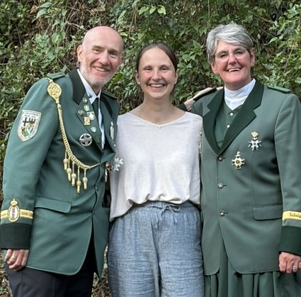 Vereinsmeister Robert Lathe, Bürgerkönigin Jessica Kreyer und Königin Peggy Steinwartz (von links nach rechts)